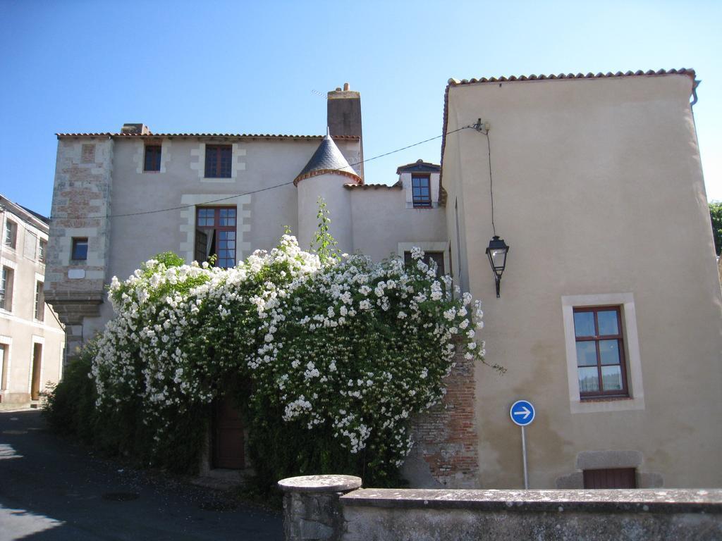 Le Logis Des Tourelles Bed and Breakfast Beaupréau Eksteriør billede